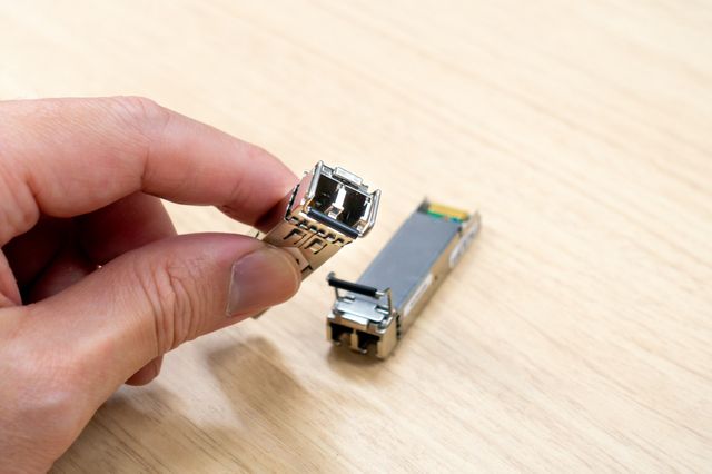 光收发器与电磁干扰（EMI）和热管理
